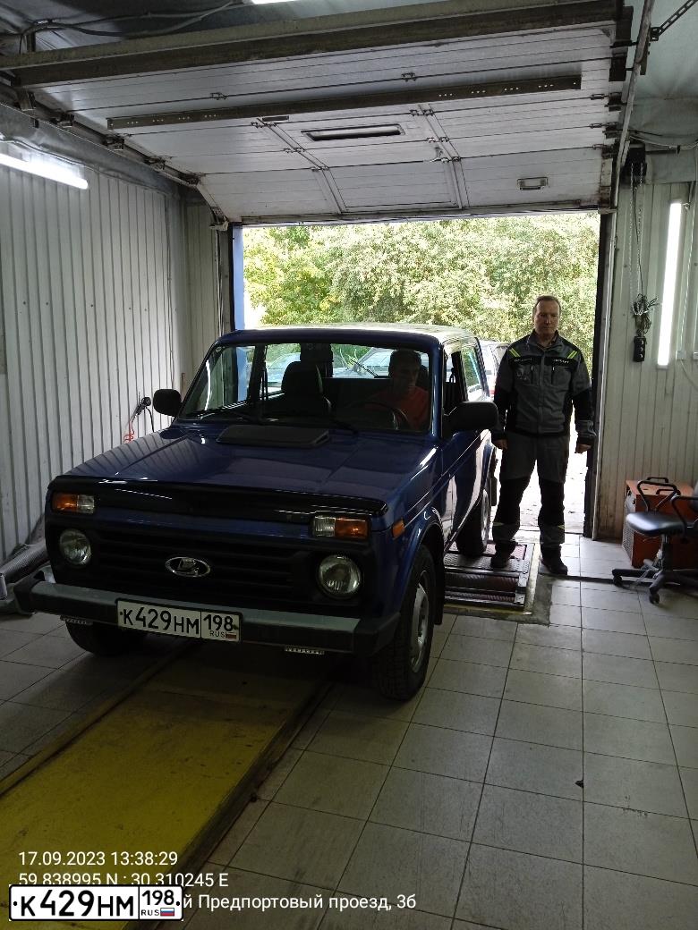 Фото автомобиля LADA NIVA, 2017 — госномер С599ВР198. Цвет: ЯРКО-СИНИЙ