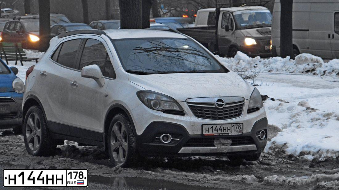 Фото автомобиля OPEL MOKKA, 2014 — госномер Н144НН178. Цвет: Белый