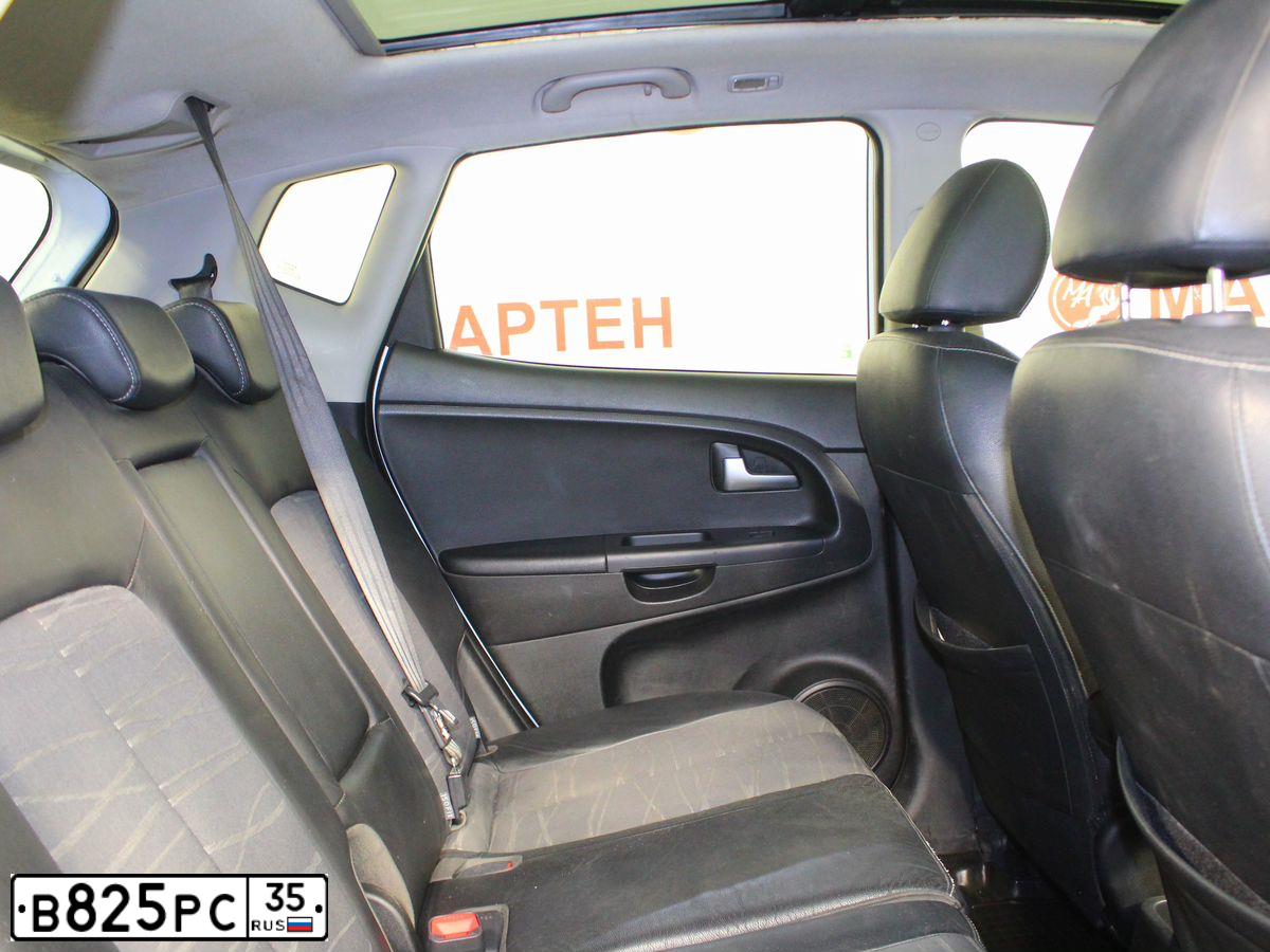 Фото автомобиля KIA VENGA, 2011 — госномер В825РС35. Цвет: Белый