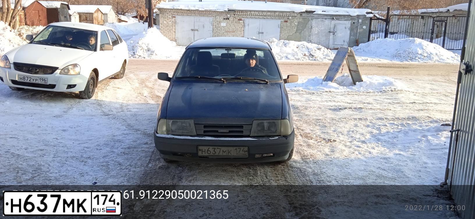Фото автомобиля ИЖ 2126-030, 2003 — госномер Р335ОМ196. Цвет: СИНИЙ