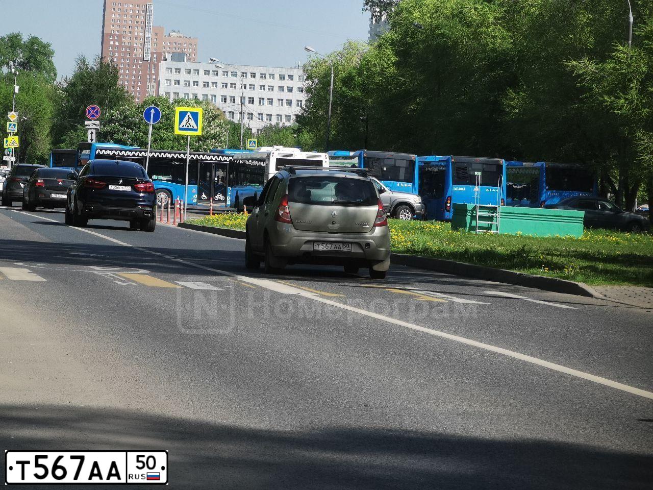 Фото автомобиля RENAULT SANDERO, 2013 — госномер Т567АА50. Цвет: БЕЖЕВЫЙ