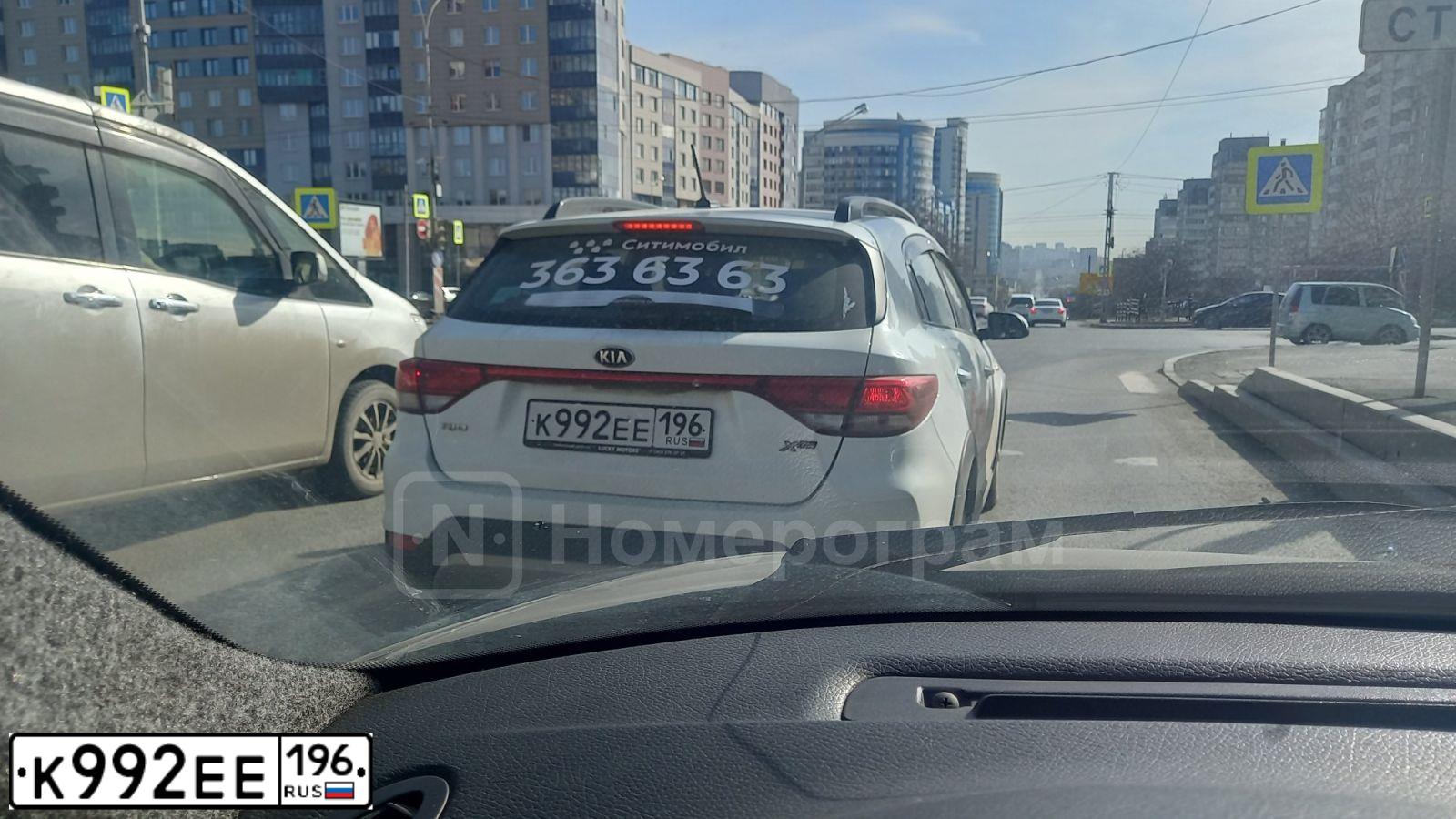 Фото автомобиля KIA RIO, 2018 — госномер К992ЕЕ196. Цвет: БЕЛЫЙ