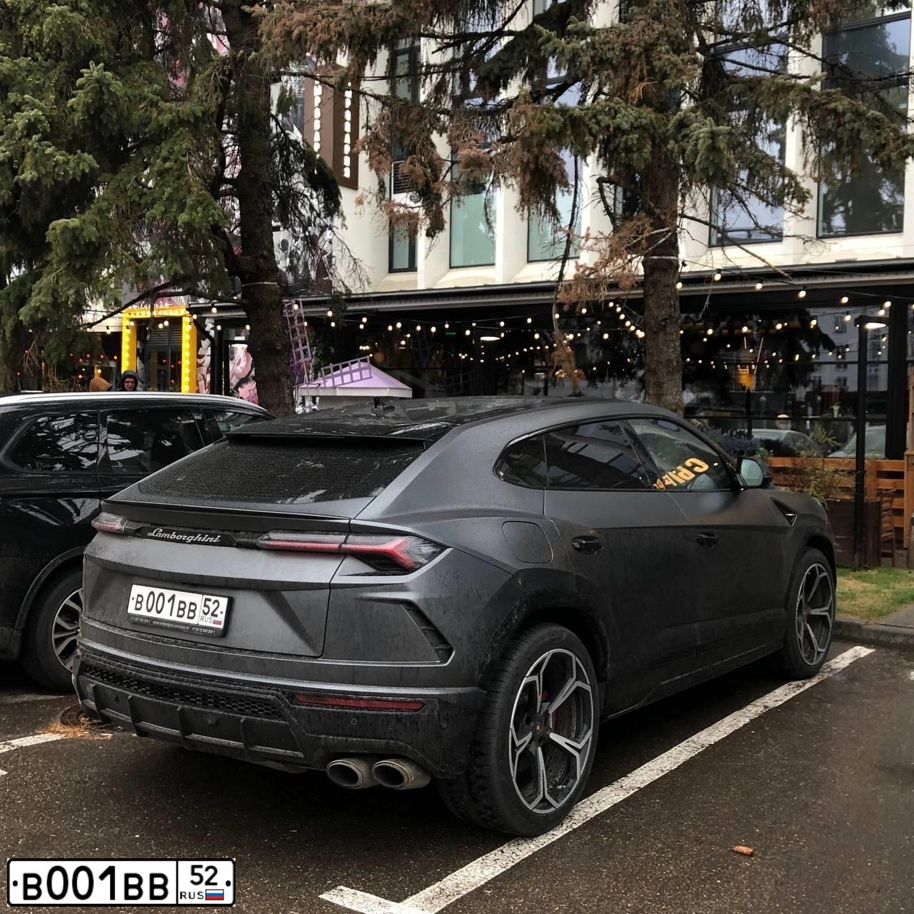 Фото автомобиля PORSCHE CAYENNE, 2010 — госномер В001ВВ52. Цвет: ЧЕРНЫЙ
