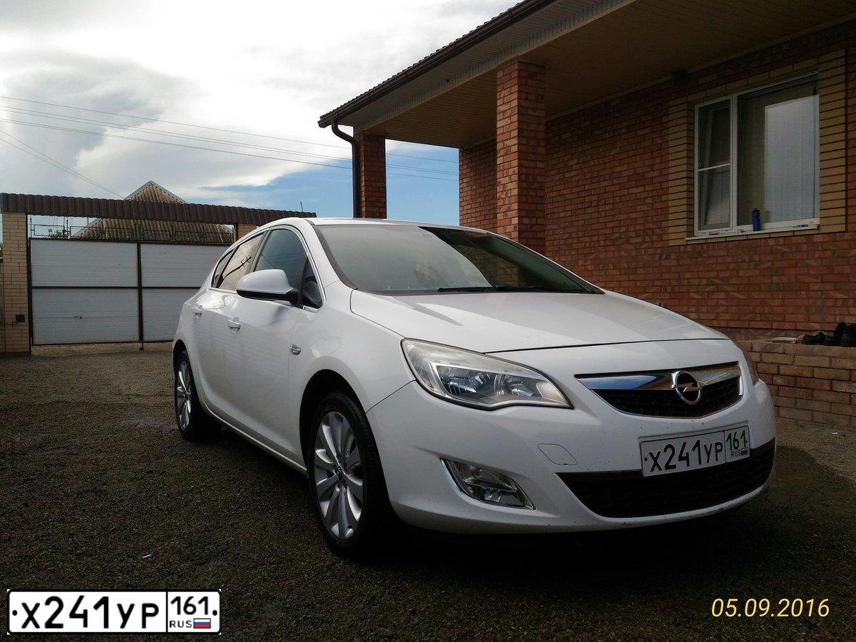 Фото автомобиля OPEL ASTRA, 2012 — госномер Х241УР161. Цвет: БЕЛЫЙ