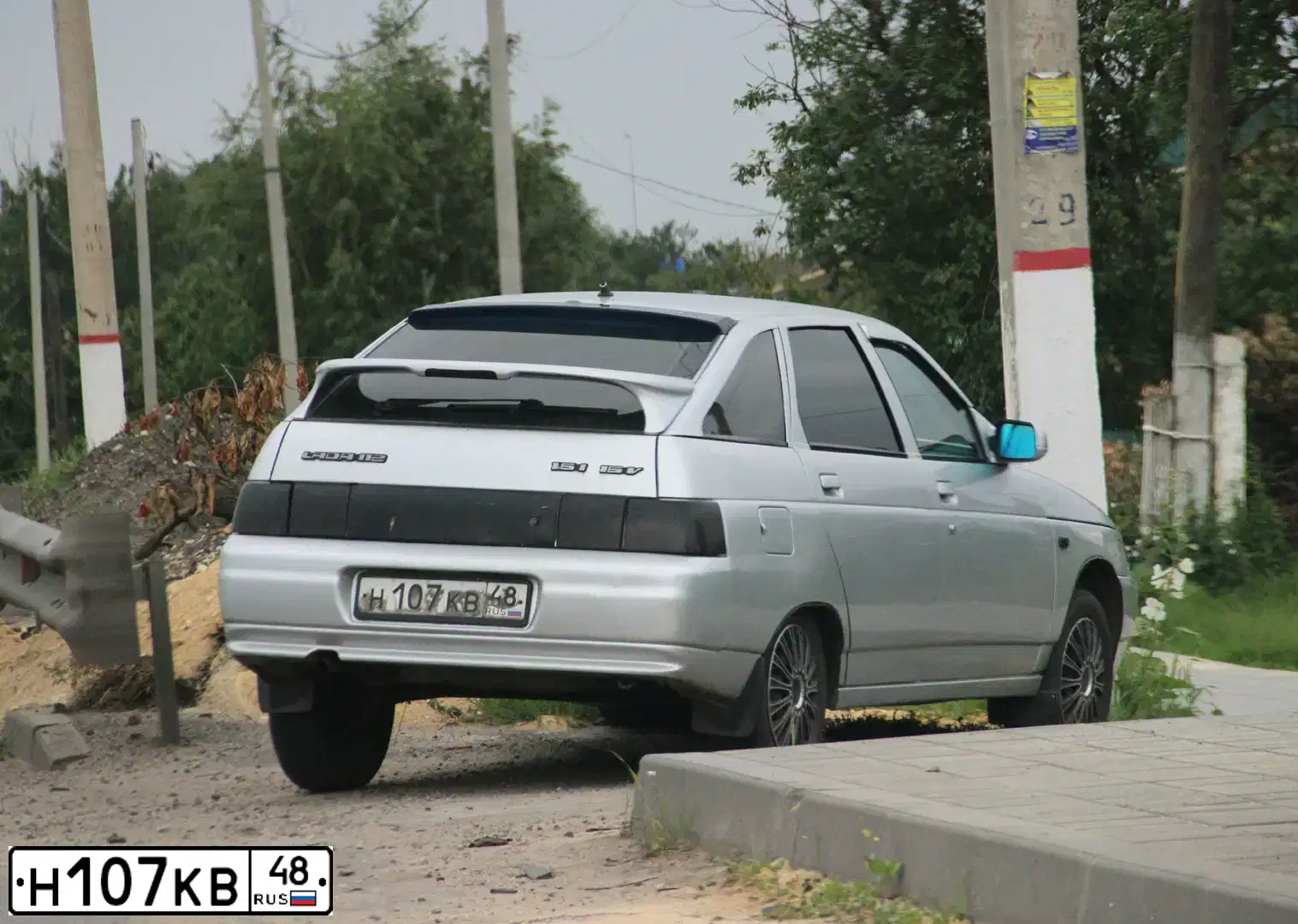 Фото автомобиля LADA 2112, 2006 — госномер Н107КВ48. Цвет: СВ.СЕРЕБ.МЕТАЛЛ