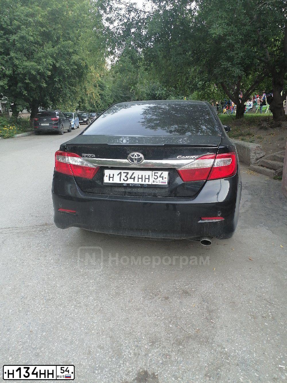 Фото автомобиля TOYOTA CAMRY, 2012 — госномер Н134НН54. Цвет: ЧЕРНЫЙ МЕТАЛЛИК