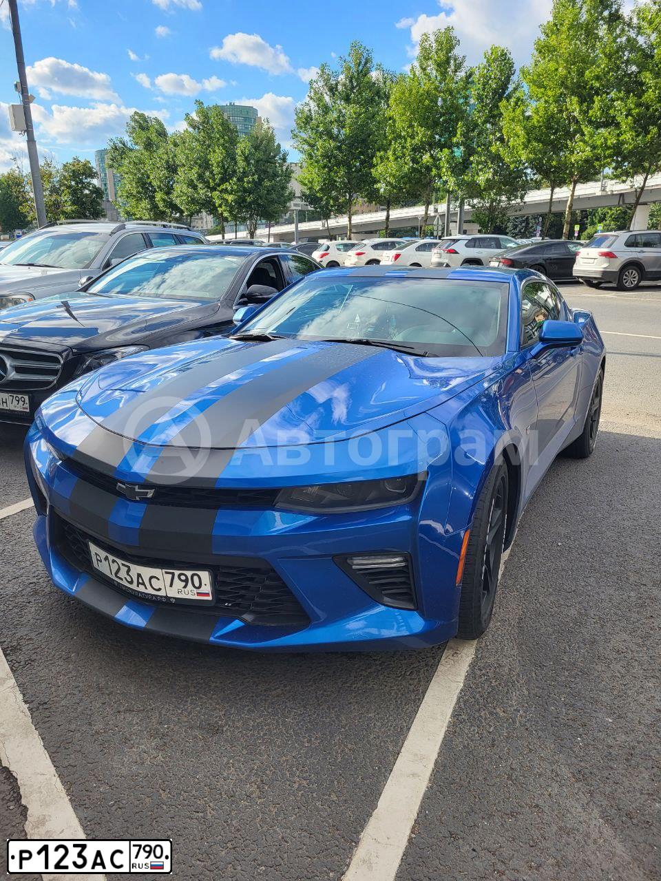 Фото автомобиля CHEVROLET CAMARO, 2016 — госномер Р123АС790. Цвет: синий