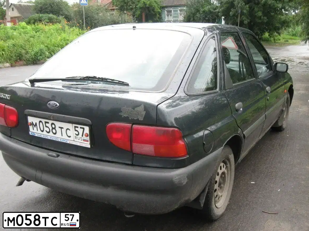 Фото автомобиля FORD ESCORT, 1997 — госномер Р805ВК57. Цвет: Темно-зеленый