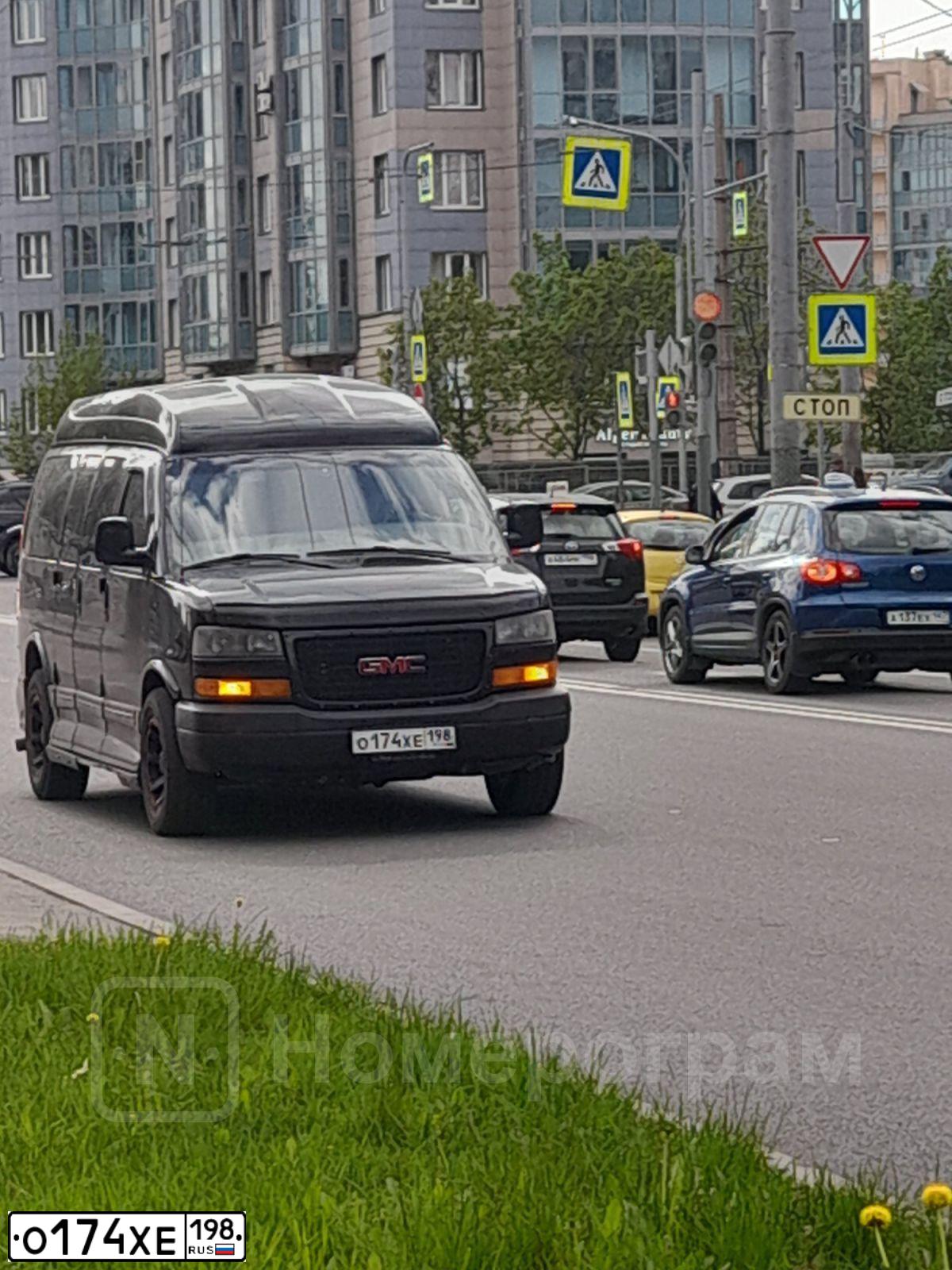 Фото автомобиля GMC SAVANA, 2004 — госномер О174ХЕ198. Цвет: ЧЕРНЫЙ