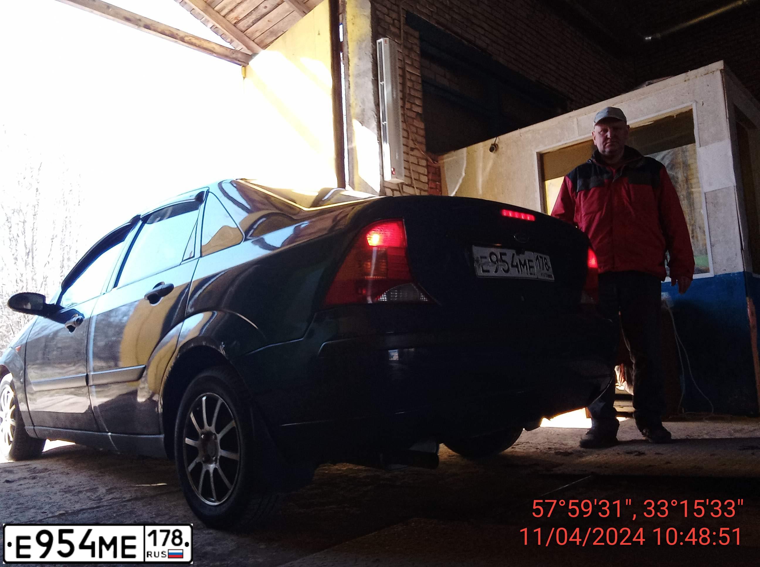 Фото автомобиля FORD FOCUS, 2004 — госномер К098МТ53. Цвет: Темно-синий