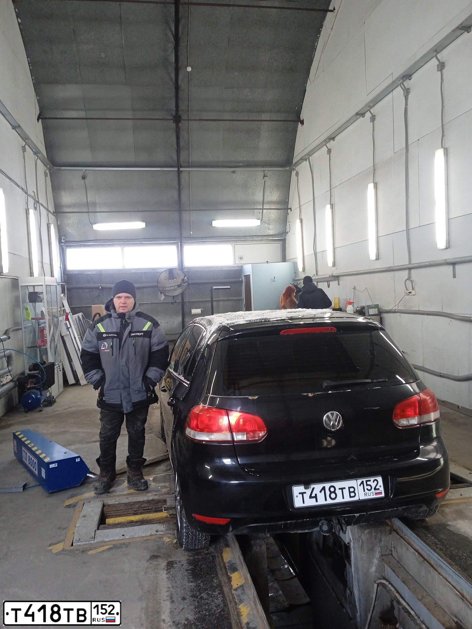 Фото автомобиля VOLKSWAGEN GOLF, 2009 — госномер М152СУ152. Цвет: ЧЕРНЫЙ