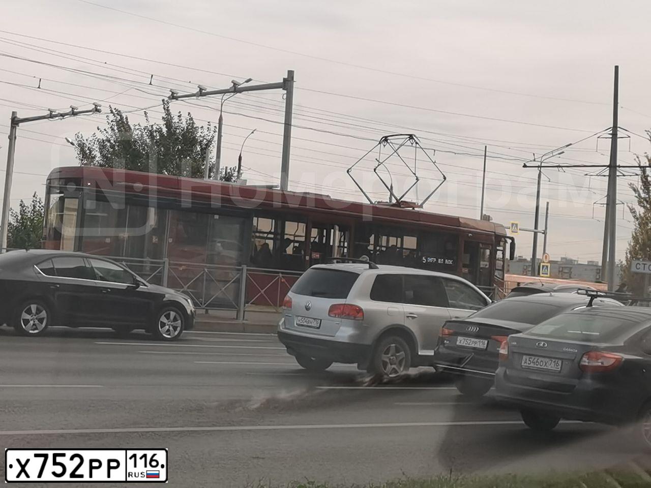 Фото автомобиля AUDI A4, 2016 — госномер У147ХУ72. Цвет: ЧЕРНЫЙ