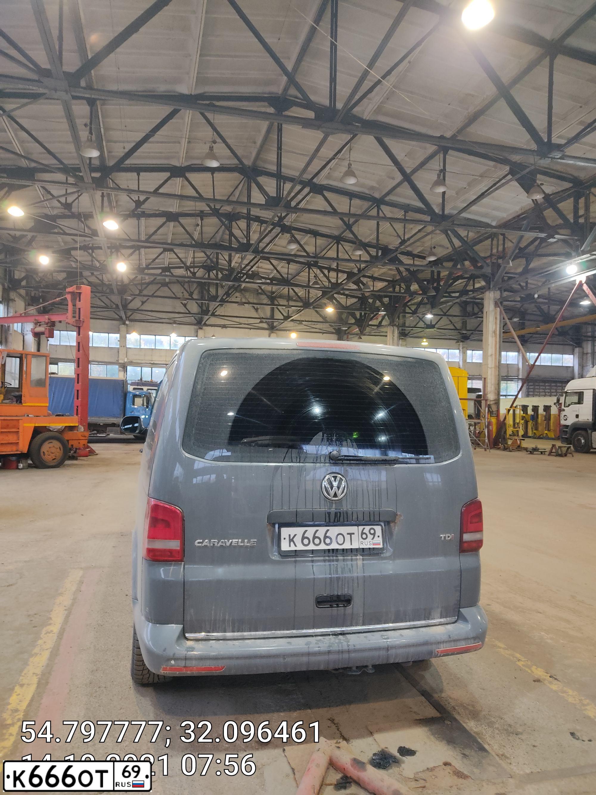 Фото автомобиля VOLKSWAGEN CARAVELLE, 2012 — госномер К666ОТ69. Цвет: ТЕМНО-СЕРЫЙ
