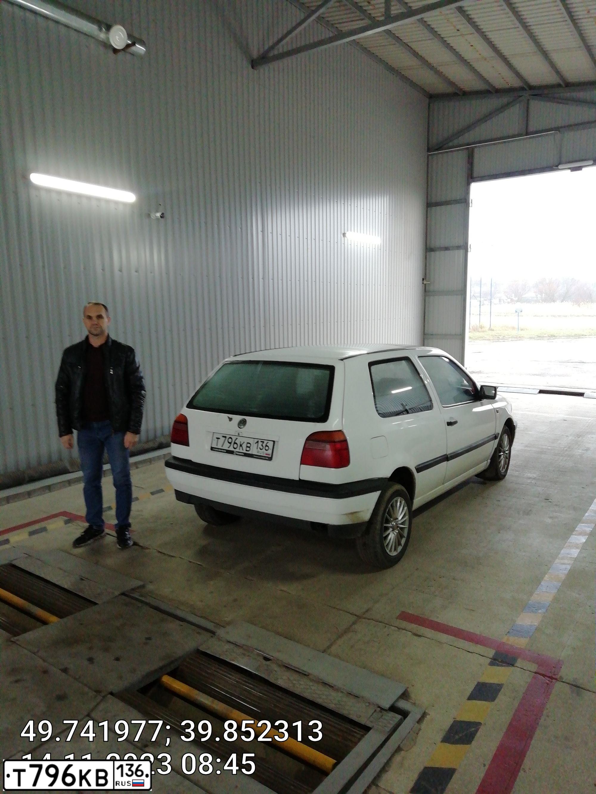 Фото автомобиля VOLKSWAGEN GOLF, 1993 — госномер Р982ВХ97. Цвет: БЕЛЫЙ