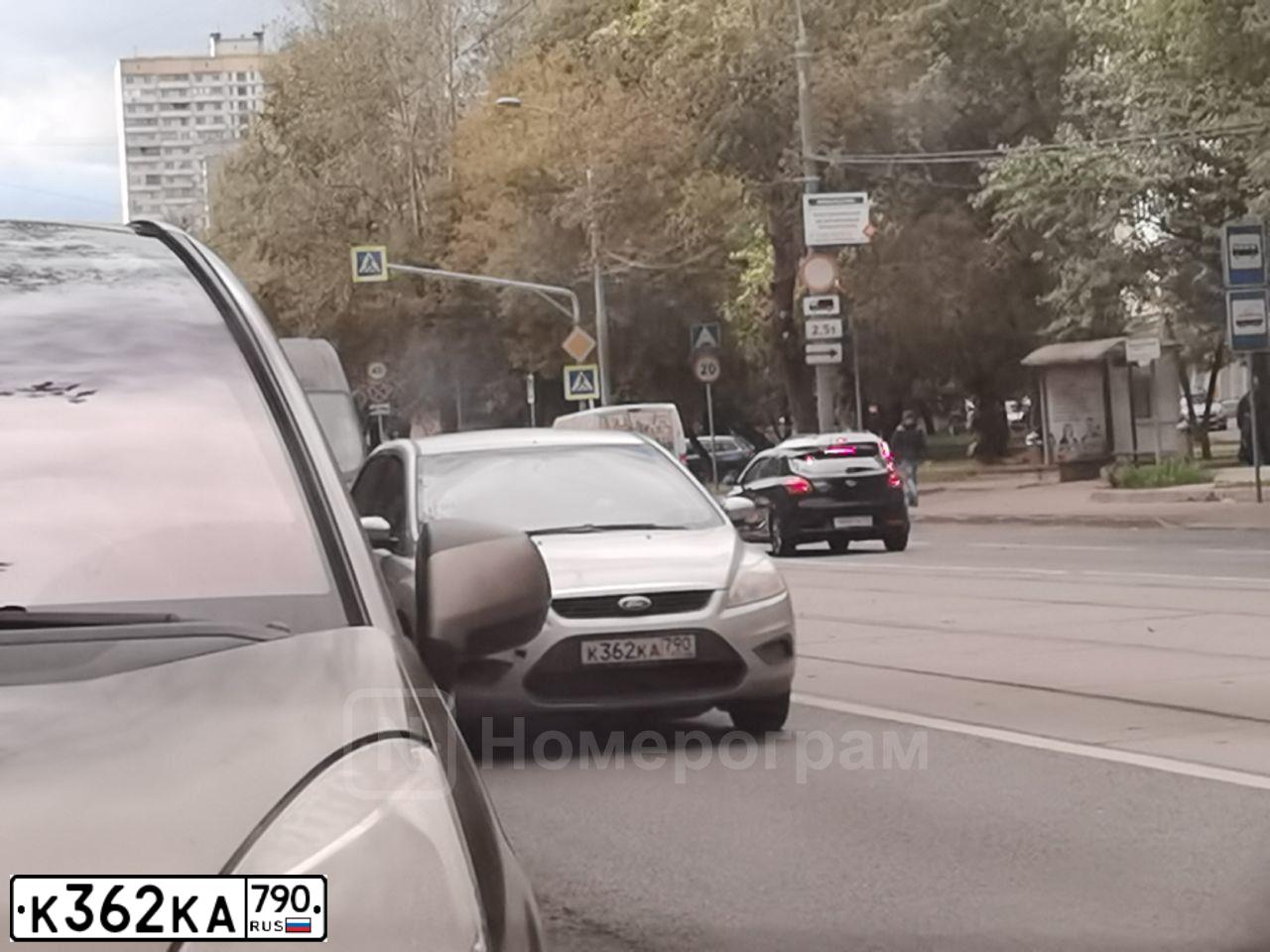 Фото автомобиля FORD FOCUS, 2010 — госномер М683РУ28. Цвет: Серебристый