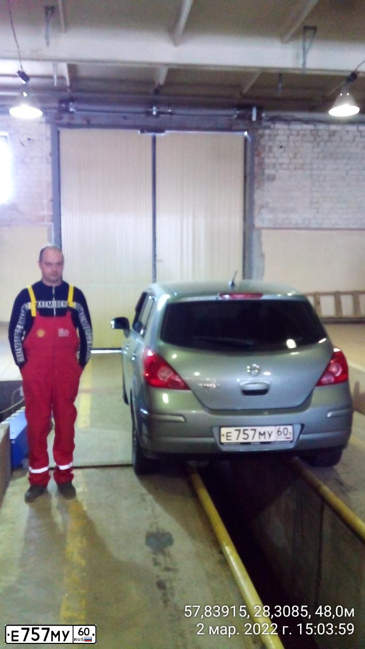 Фото автомобиля NISSAN TIIDA, 2008 — госномер Е757МУ60. Цвет: СЕРЫЙ