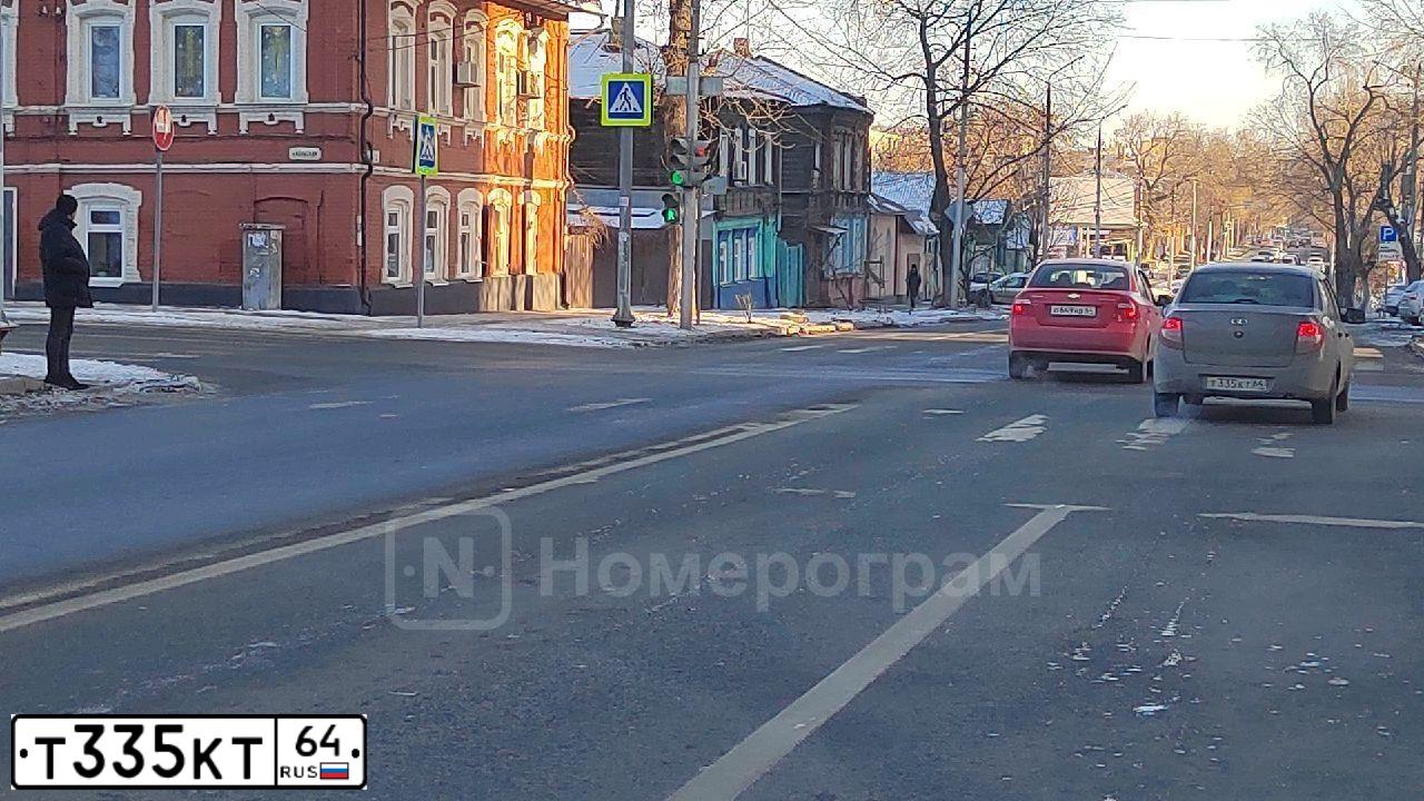 Фото автомобиля LADA 2190 GRANTA, 2013 — госномер Т335КТ64. Цвет: ЗОЛОТИСТО-КОРИЧНЕВЫЙ