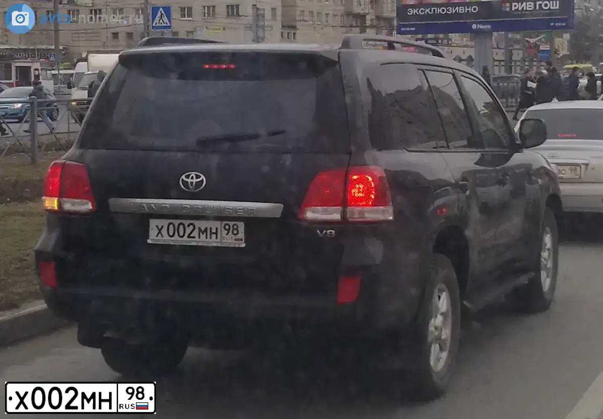 Фото автомобиля TOYOTA LANDCRUISER 200, 2008 — госномер Х002МН98. Цвет: ЧЕРНЫЙ