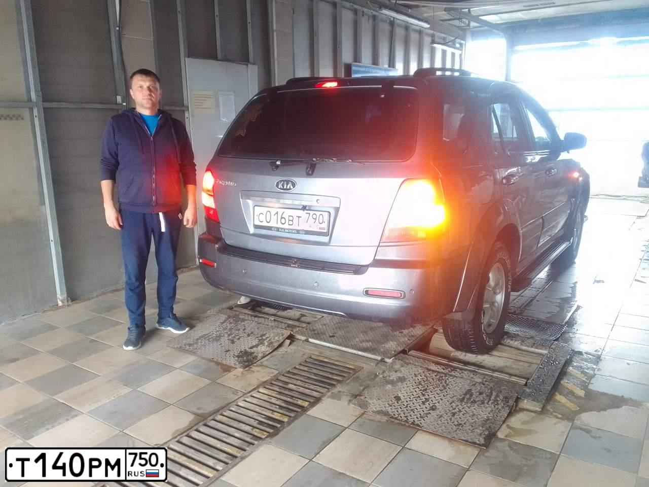 Фото автомобиля KIA SORENTO, 2005 — госномер К558МС122. Цвет: СЕРЫЙ