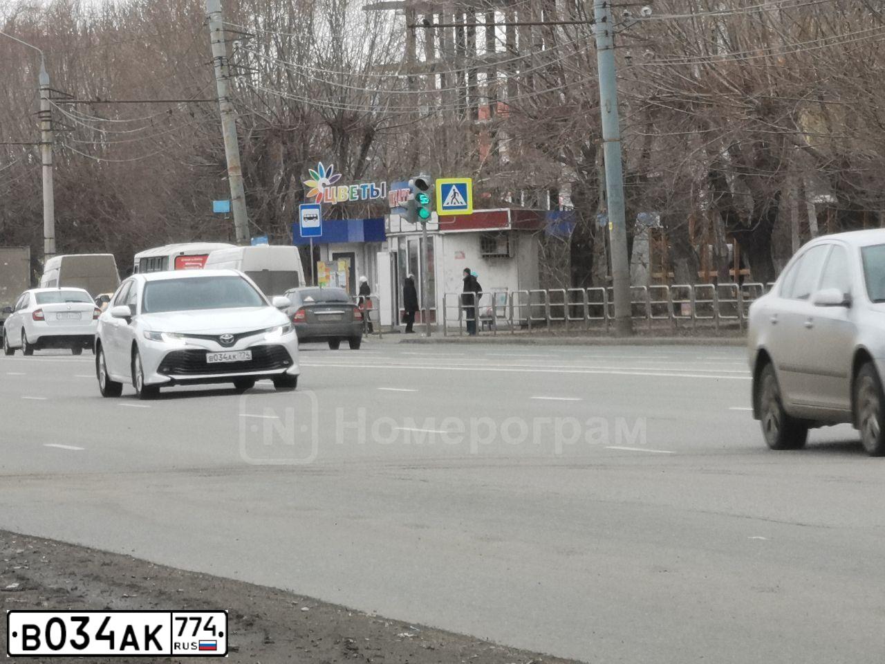 Фото автомобиля TOYOTA CAMRY, 2019 — госномер В034АК774. Цвет: БЕЛЫЙ ПЕРЛАМУТР
