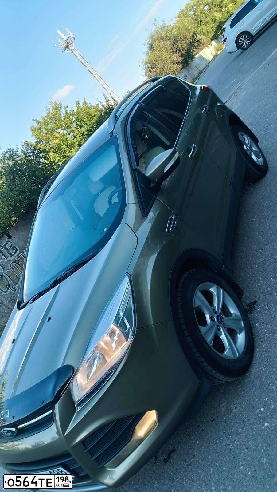 Фото автомобиля FORD KUGA, 2013 — госномер Р222ЕХ178. Цвет: СЕРО-ЗЕЛЕНЫЙ