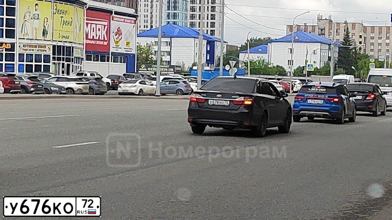 Фото автомобиля TOYOTA CAMRY, 2017 — госномер У676КО72. Цвет: ЧЕРНЫЙ МЕТАЛЛИК