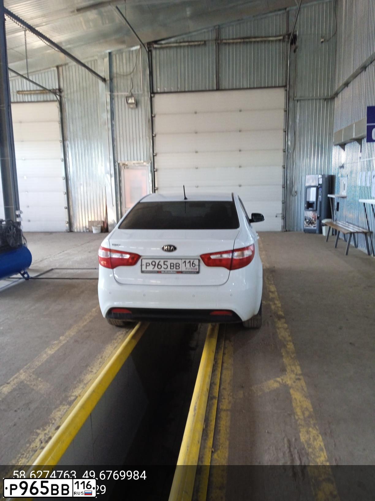 Фото автомобиля KIA RIO, 2012 — госномер Р965ВВ16. Цвет: Белый