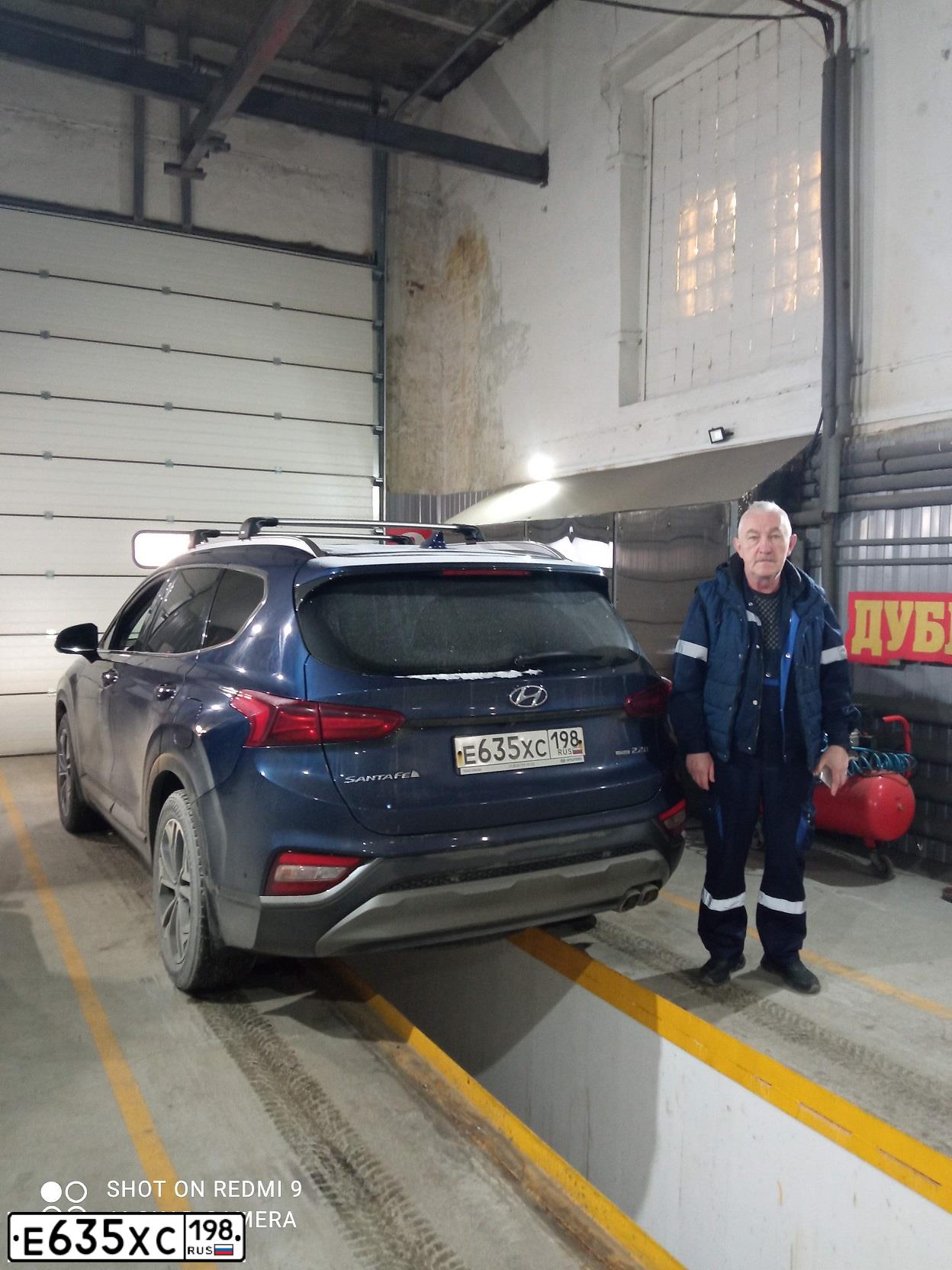 Фото автомобиля HYUNDAI SANTA FE, 2020 — госномер Е635ХС198. Цвет: синий