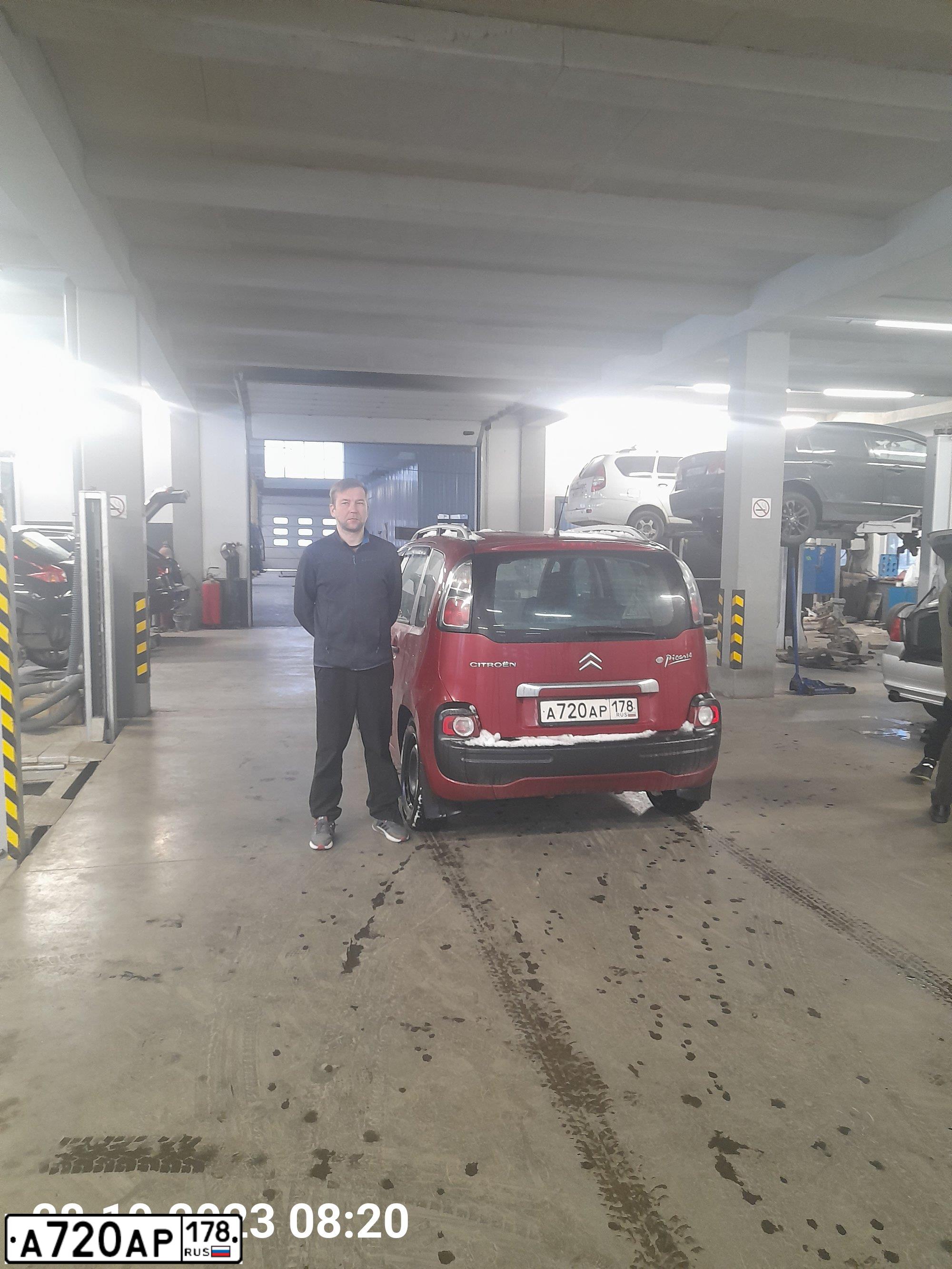 Фото автомобиля CITROEN C3 PICASSO, 2010 — госномер А720АР178. Цвет: КРАСНЫЙ