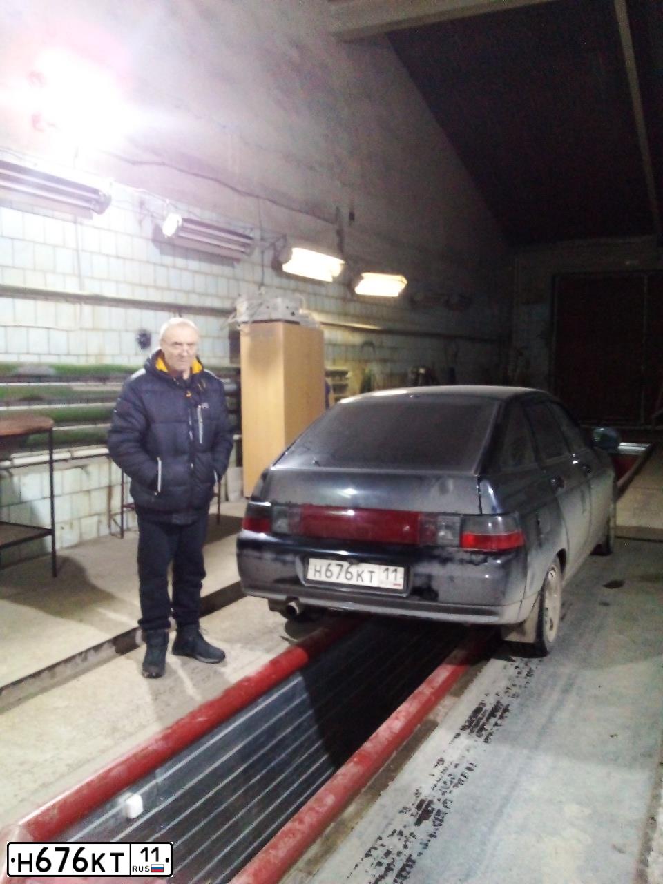Фото автомобиля LADA 2112 LADA, 2008 — госномер Н676КТ11. Цвет: Сине-Черный