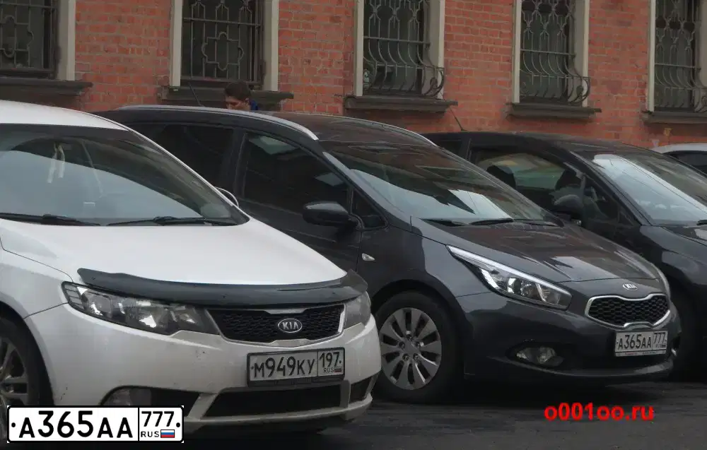 Фото автомобиля KIA CEE'D, 2013 — госномер А365АА777. Цвет: Серый