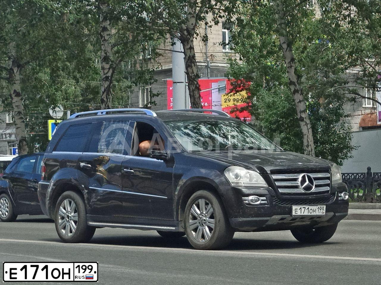 Фото автомобиля MERCEDES GL-KLASSE, 2008 — госномер Е171ОН199. Цвет: КОРИЧНЕВЫЙ