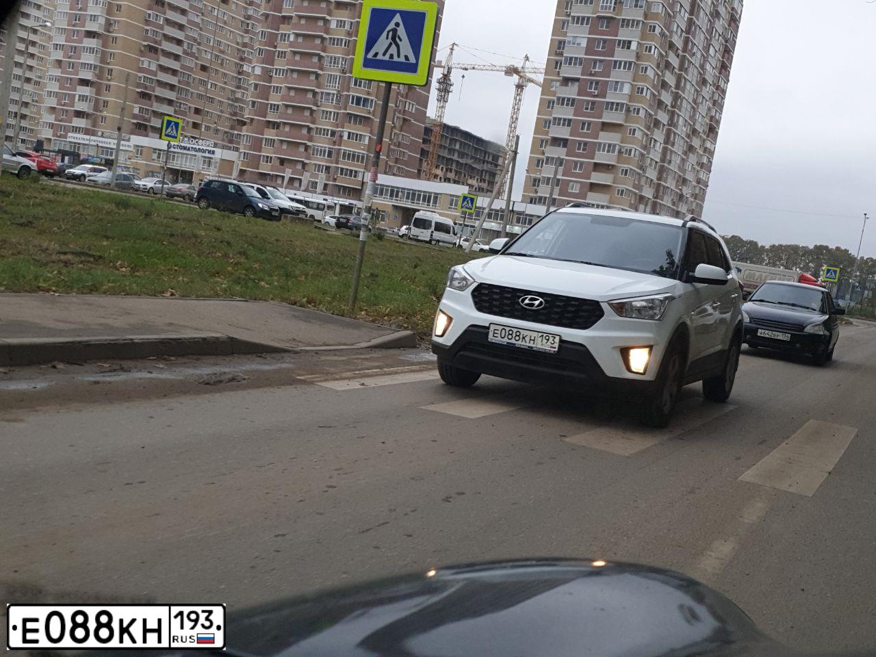 Фото автомобиля HYUNDAI CRETA, 2020 — госномер Е088КН193. Цвет: Белый
