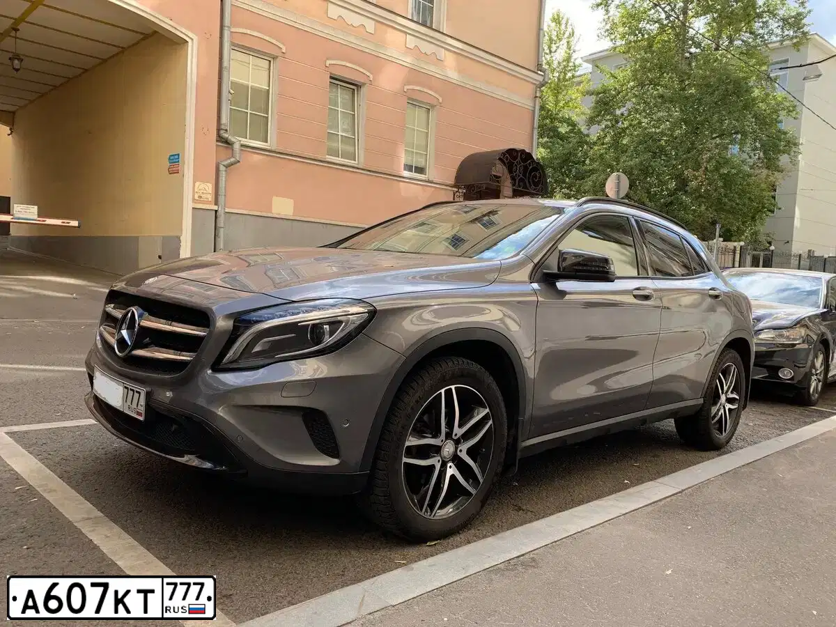 Фото автомобиля MERCEDES GLA-KLASSE, 2014 — госномер Т838ХА799. Цвет: СЕРЫЙ