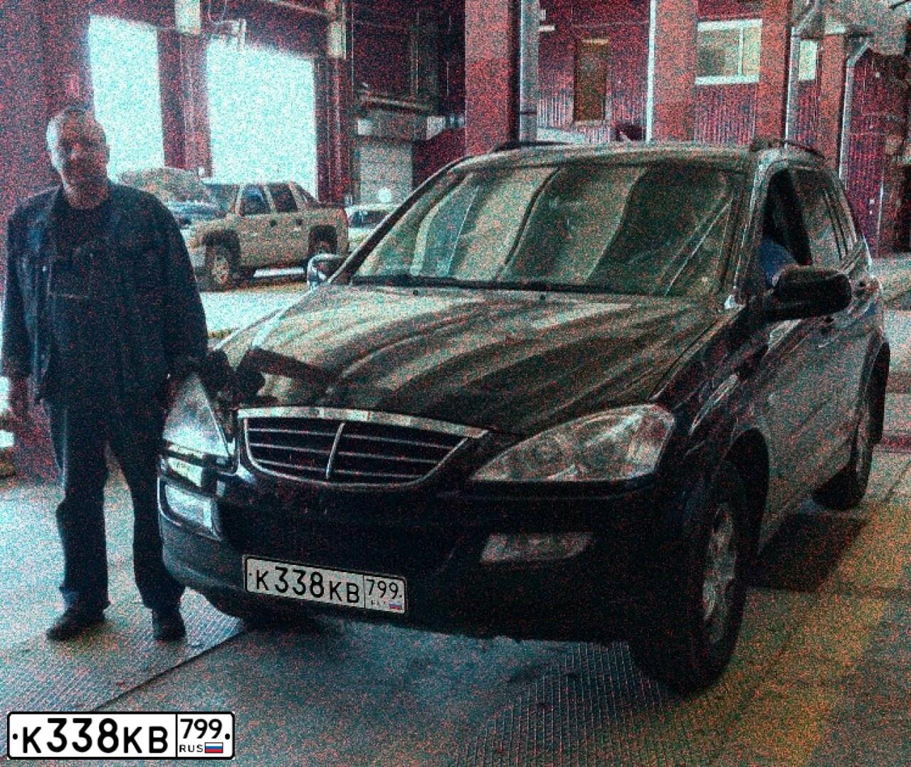Фото автомобиля SSANGYONG KYRON, 2009 — госномер К575УМ199. Цвет: ЧЕРНЫЙ МЕТАЛЛИК