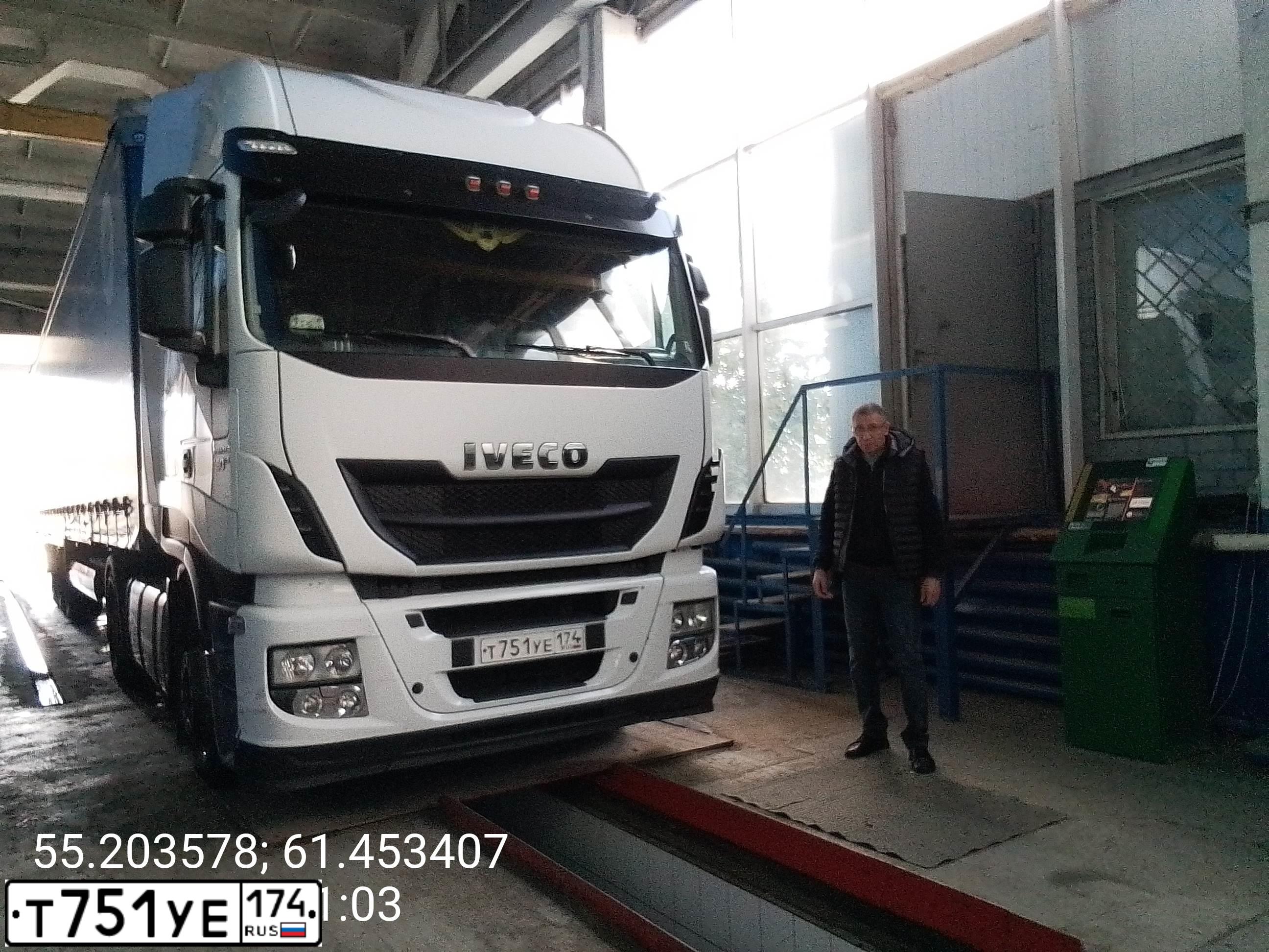 Фото автомобиля IVECO STRALIS, 2019 — госномер Т751УЕ174. Цвет: БЕЛЫЙ