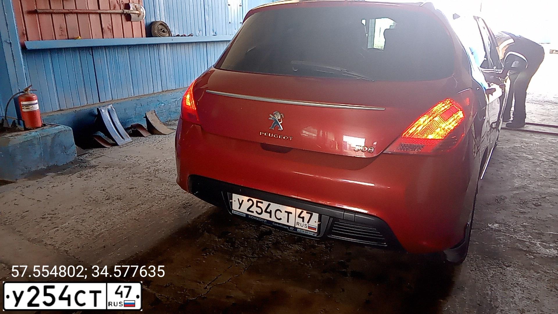 Фото автомобиля PEUGEOT 308, 2011 — госномер К102КЕ53. Цвет: КРАСНЫЙ