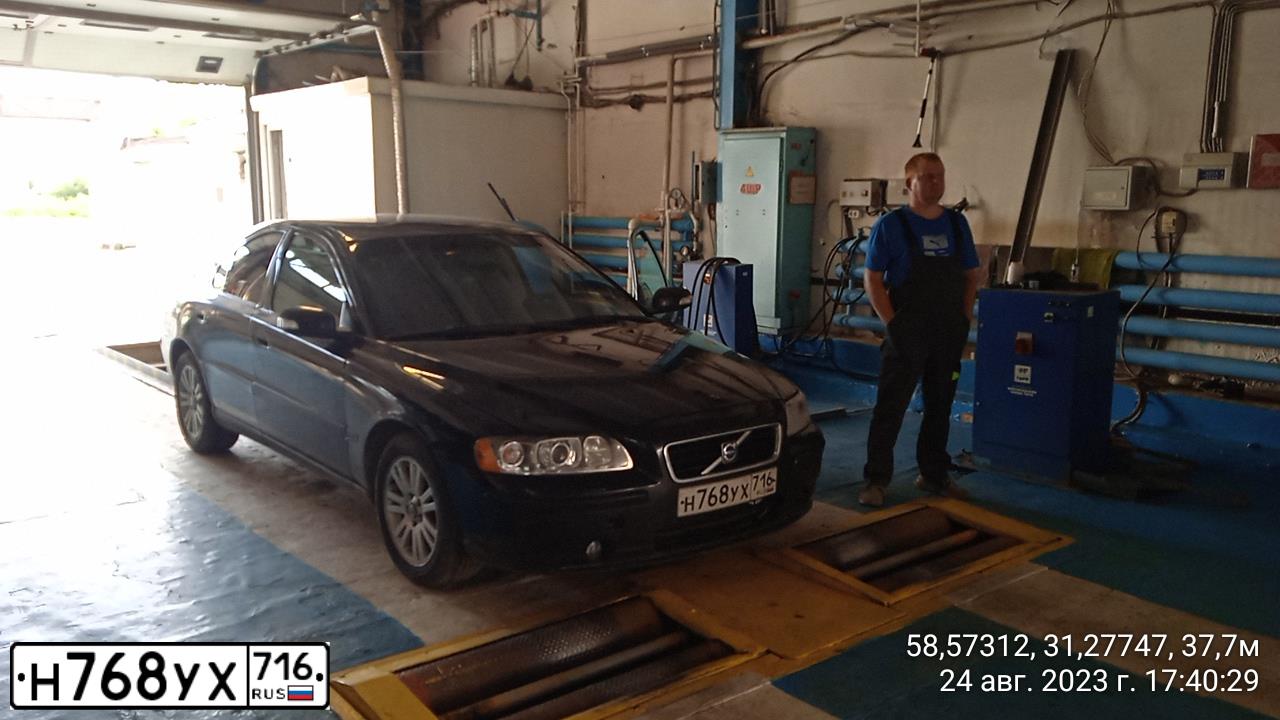 Фото автомобиля VOLVO S60, 2006 — госномер О613СМ60. Цвет: ЧЕРНЫЙ