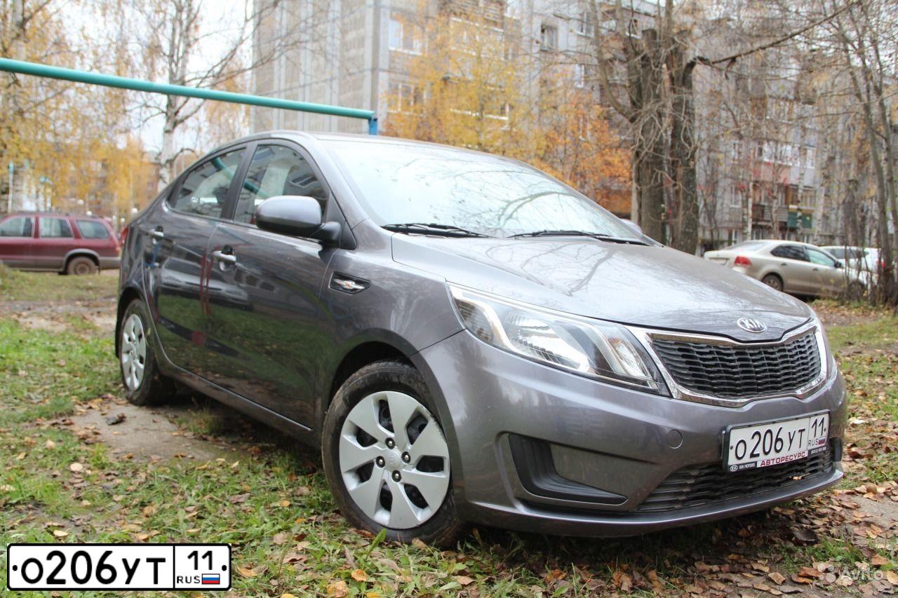 Фото автомобиля KIA RIO, 2014 — госномер О047НН138. Цвет: ТЕМНО-СЕРЫЙ
