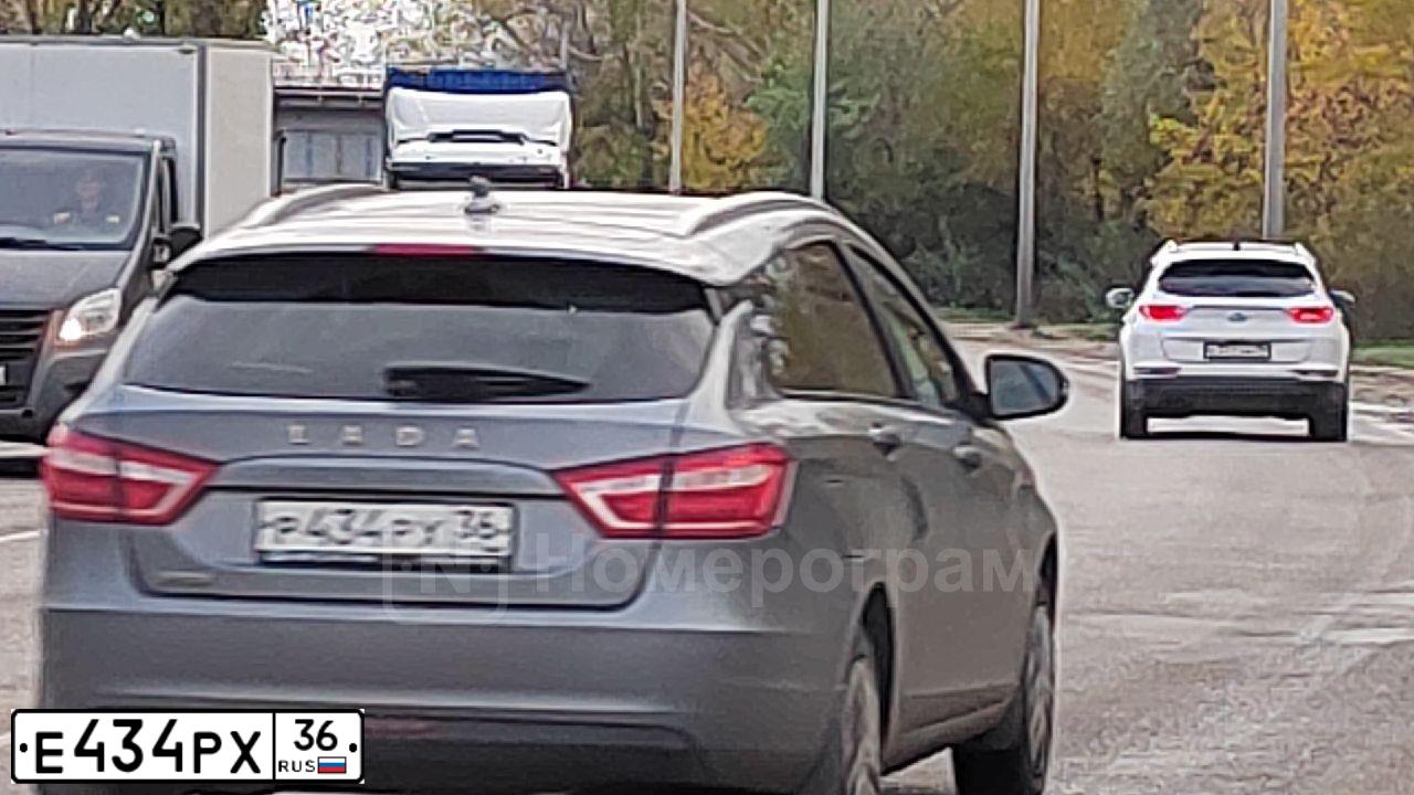 Фото автомобиля TOYOTA YARIS, 2006 — госномер Е434РХ36. Цвет: синий