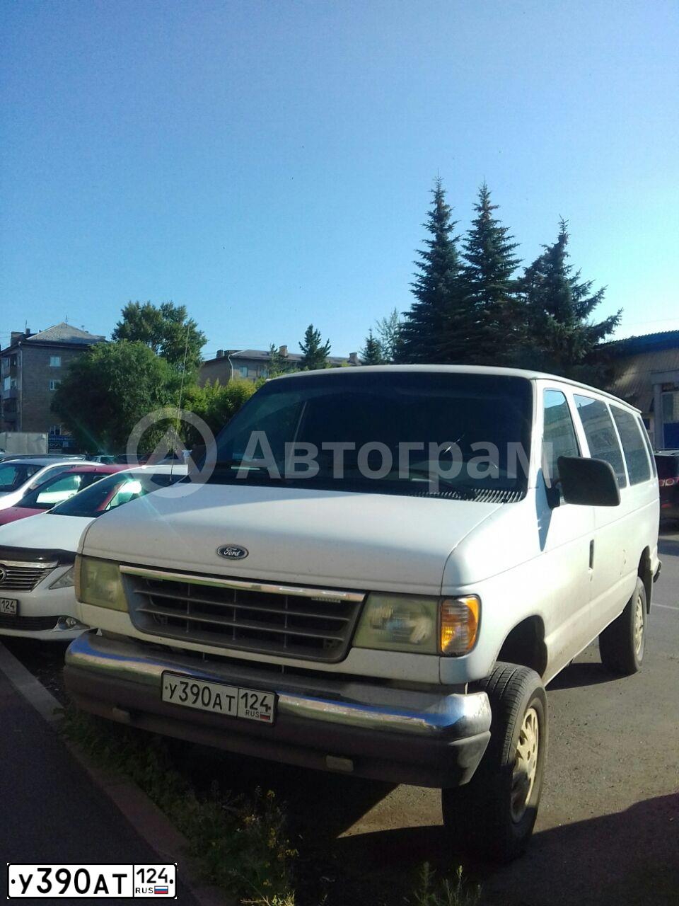Фото автомобиля FORD CLUB WAGON, 1987 — госномер У390АТ124. Цвет: БЕЛЫЙ