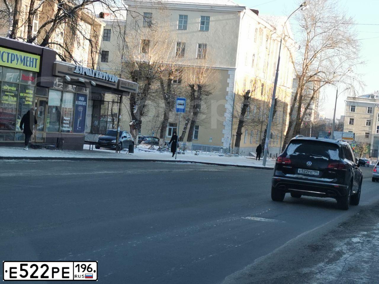 Фото автомобиля VOLKSWAGEN TOUAREG, 2016 — госномер Е522РЕ196. Цвет: ЧЕРНЫЙ