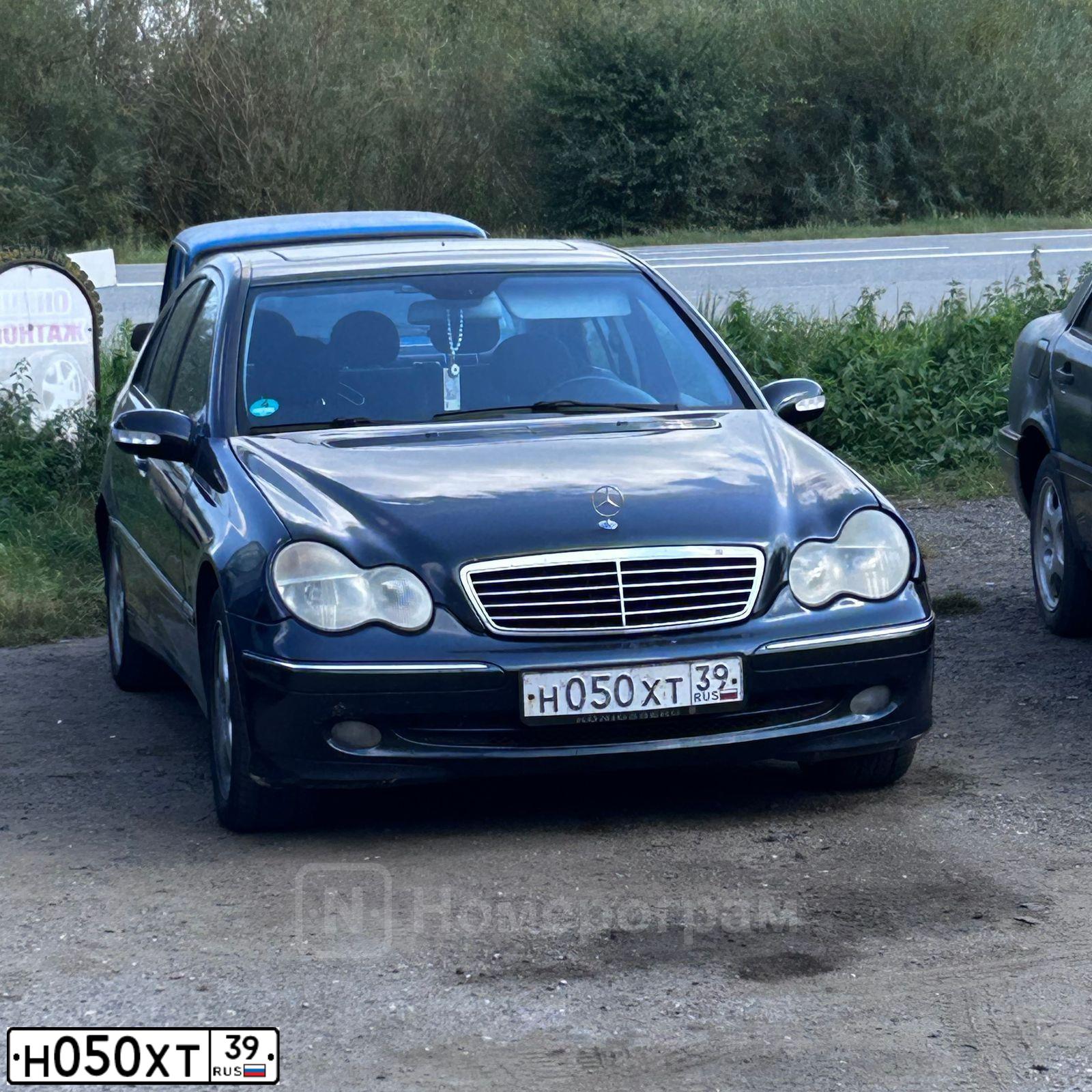 Фото автомобиля MERCEDES C-KLASSE, 2002 — госномер Н050ХТ39. Цвет: ЧЕРНО-СИНИЙ