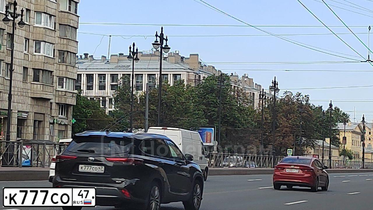 Фото автомобиля VOLKSWAGEN PASSAT, 1989 — госномер А503ОР198. Цвет: Серый