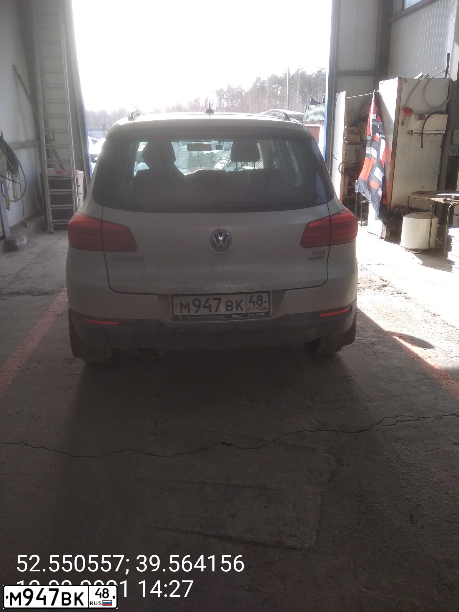 Фото автомобиля VOLKSWAGEN TIGUAN, 2012 — госномер М947ВК48. Цвет: СЕРЕБРИСТО-ЖЕЛТЫЙ