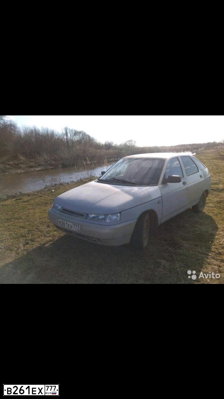 Фото автомобиля LADA 2112, 2002 — госномер В261ЕХ777. Цвет: СЕРЕБРИСТЫЙ ЖЕЛТО-ЗЕЛЕНЫЙ