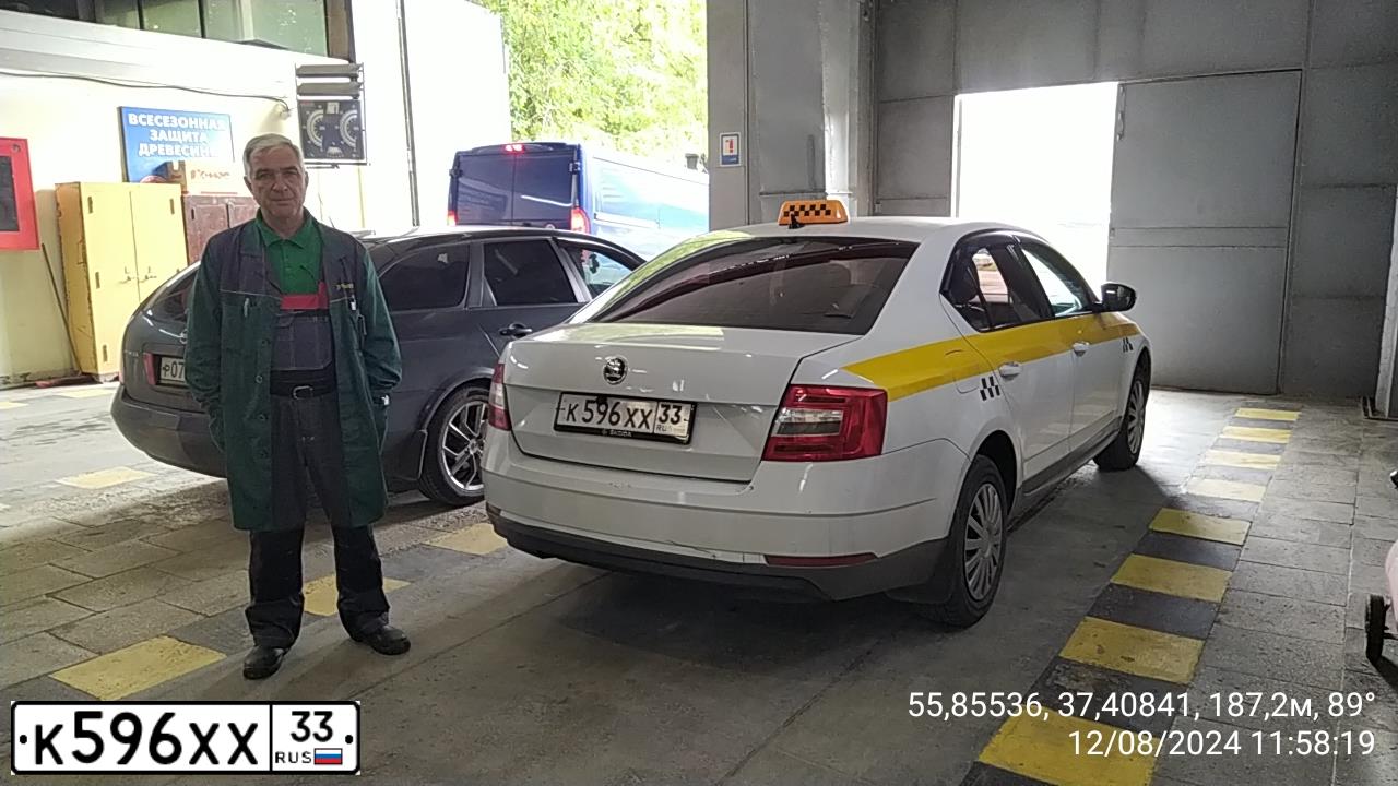 Фото автомобиля SKODA OCTAVIA, 2018 — госномер К596ХХ33. Цвет: БЕЛЫЙ-ЖЕЛТЫЙ-СЕРЫЙ