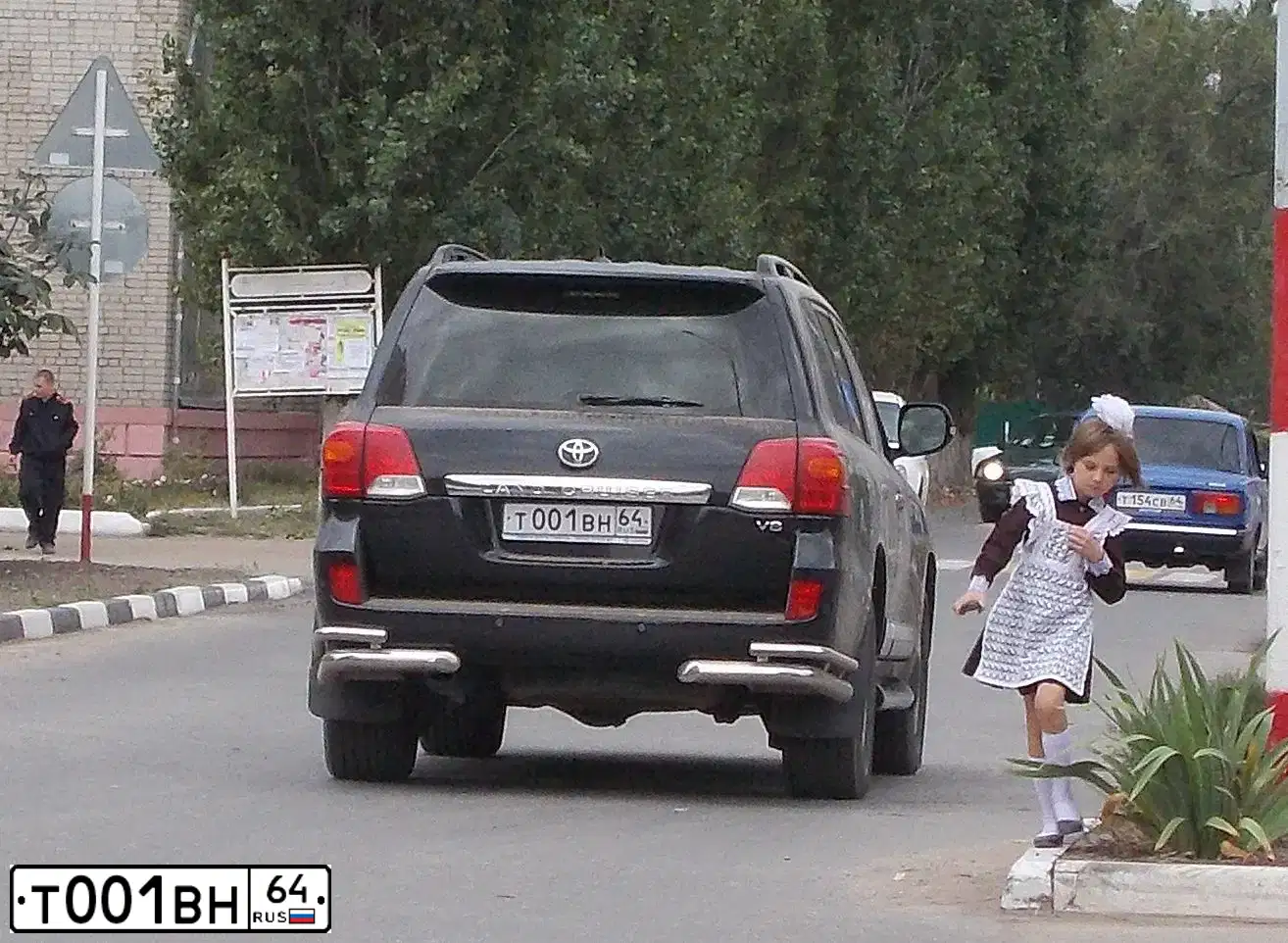 Фото автомобиля TOYOTA LANDCRUISER 200, 2014 — госномер Т001ВН64. Цвет: ЧЕРНЫЙ