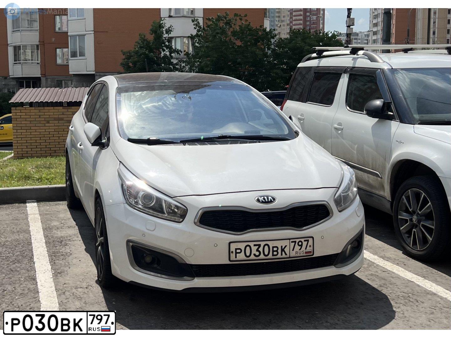 Фото автомобиля KIA CEE'D, 2015 — госномер Р030ВК797. Цвет: Белый