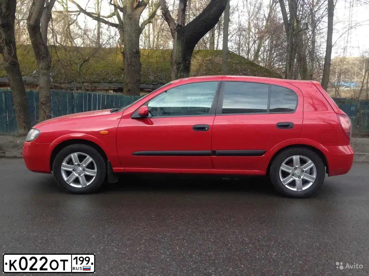 Фото автомобиля NISSAN ALMERA, 2004 — госномер К022ОТ199. Цвет: Красный
